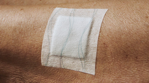 Close-up of a Hypafix skin sensitive dressing fixating a gauze on skin and  image showing Hypafix skin sensitive benefits: atraumatic removal, best adhesion after 24h, most reliable adhesion following 5 readjustments. Close-up of a Hypafix skin sensitive dressing fixating a gauze on skin and  image showing Hypafix skin sensitive benefits: atraumatic removal, best adhesion after 24h, most reliable adhesion following 5 readjustments.